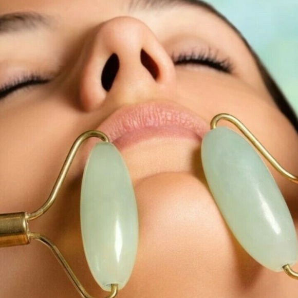 VELVET LUXURIOUS FACIAL JADE CRYSTAL ROLLER - Picture 2 of 4